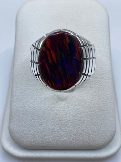 Anillo vintage de plata .925 con ópalo de fuego rojo, marco geométrico, sobre fondo blanco