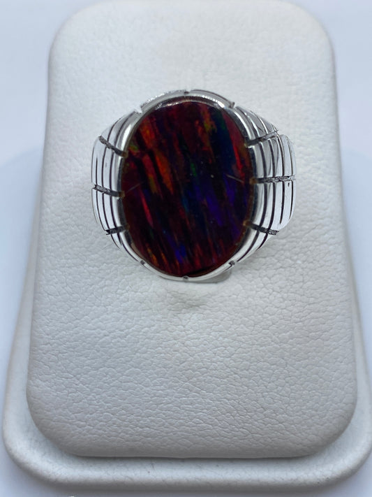 Anillo vintage de plata .925 con ópalo de fuego rojo, marco geométrico, sobre fondo blanco