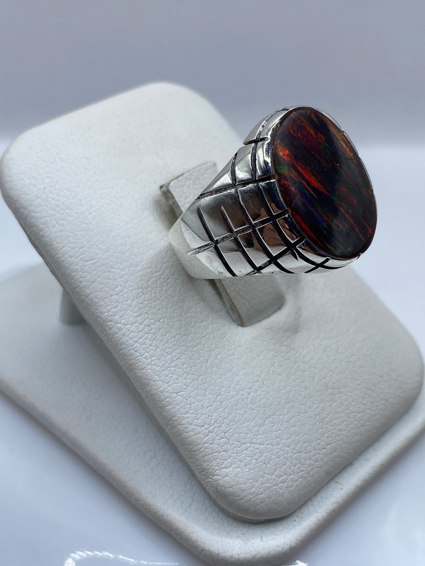 Vista lateral del anillo ópalo de fuego mostrando el perfil y la profundidad del color rojo