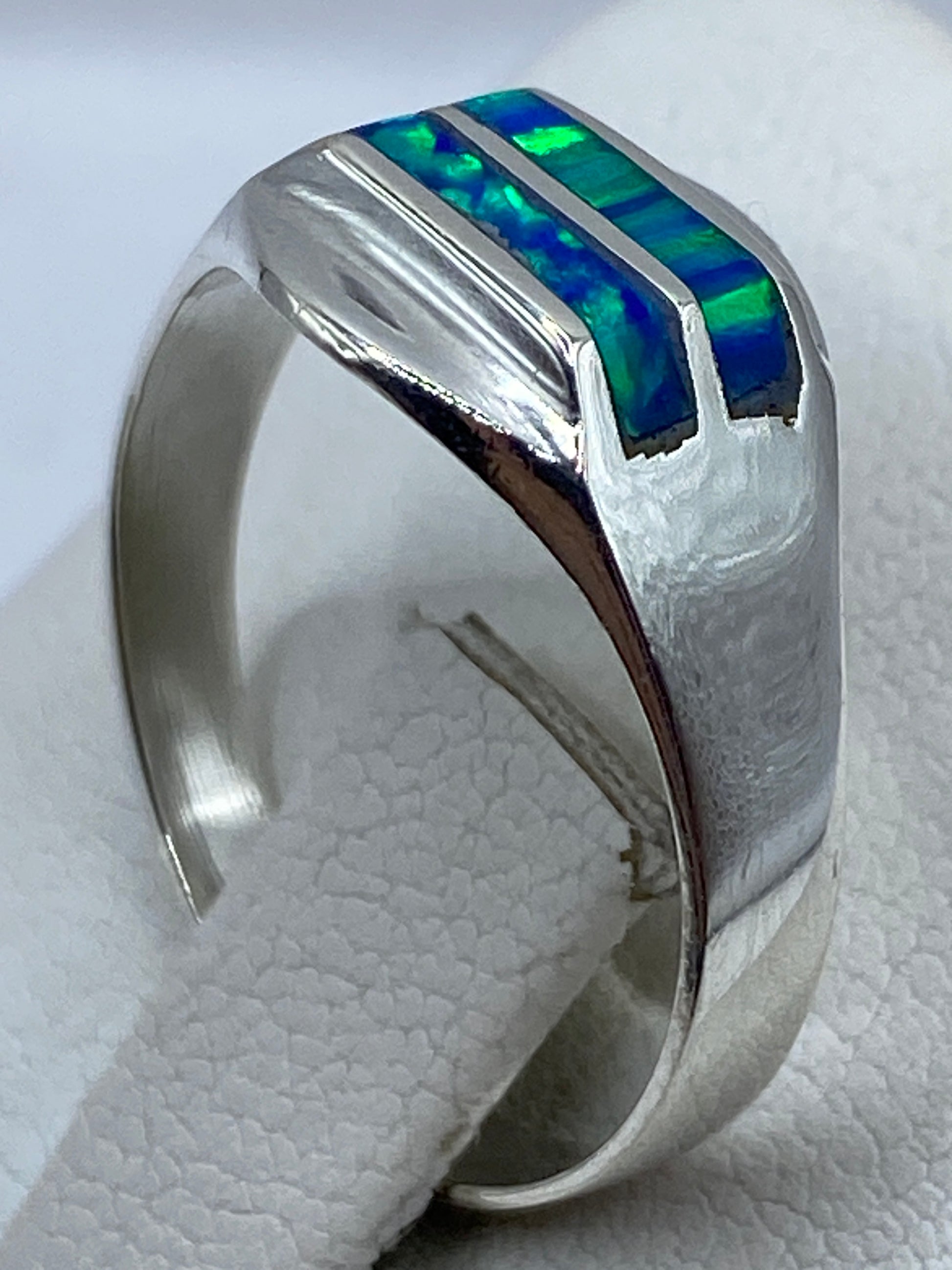 Detalle del ópalo de fuego mostrando tonos azul y verde en la luz