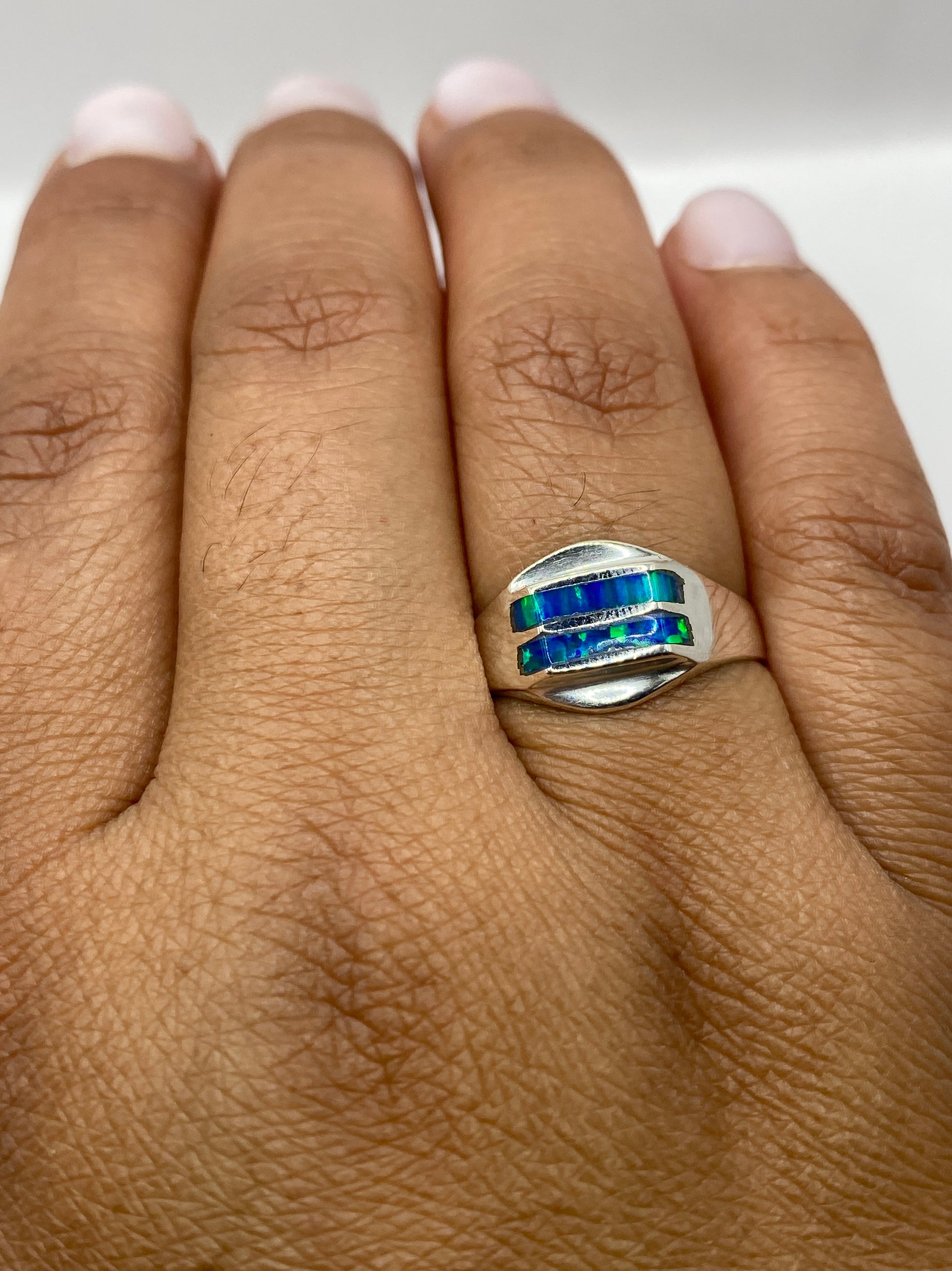 Anillo sobre fondo blanco con sello .925 claramente visible
