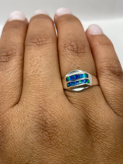 Anillo sobre fondo blanco con sello .925 claramente visible