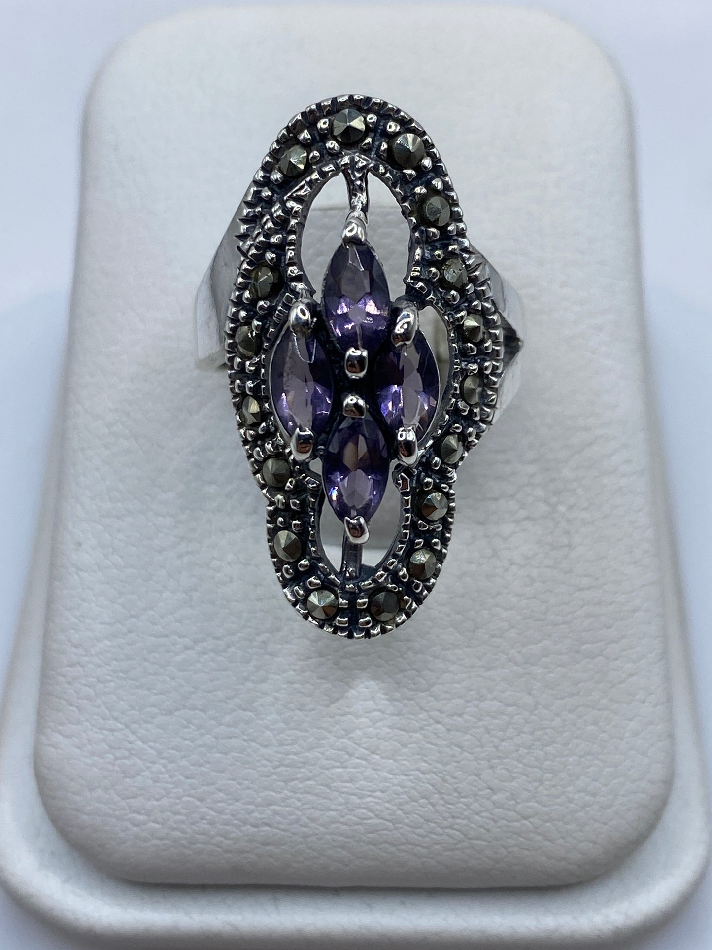 Anillo vintage de plata .925 con circonia morada facetada, sostén en mano femenina