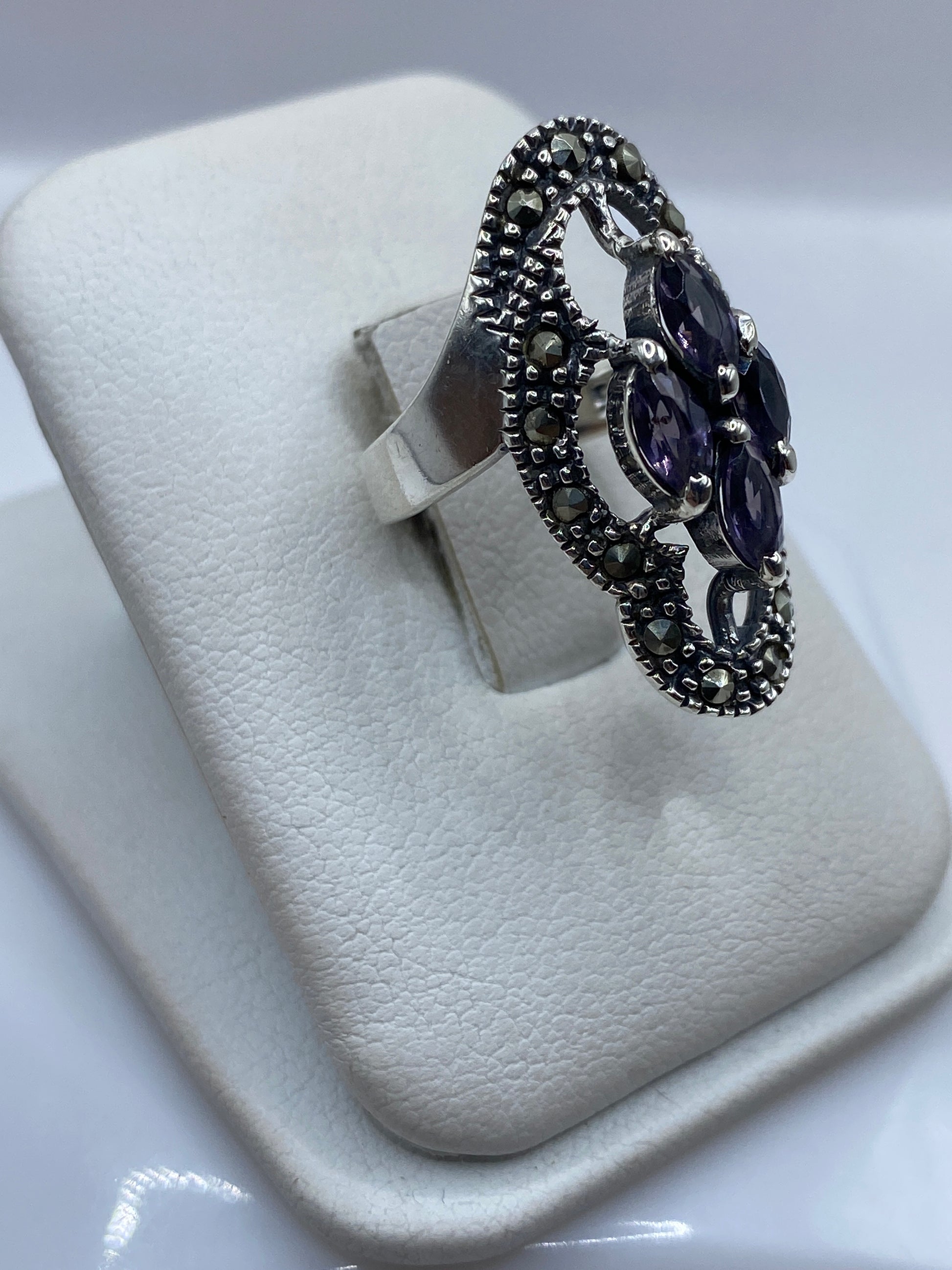 Vista frontal del anillo morado con marco ornamental oxidado y pulido