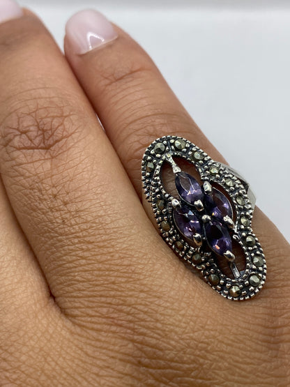 Anillo sobre fondo blanco mostrando talla 4 y sello .925 en la banda
