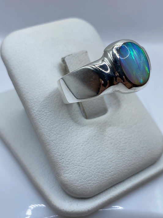 Vista lateral del anillo ópalo de fuego en plata .925 mostrando el engaste bezel
