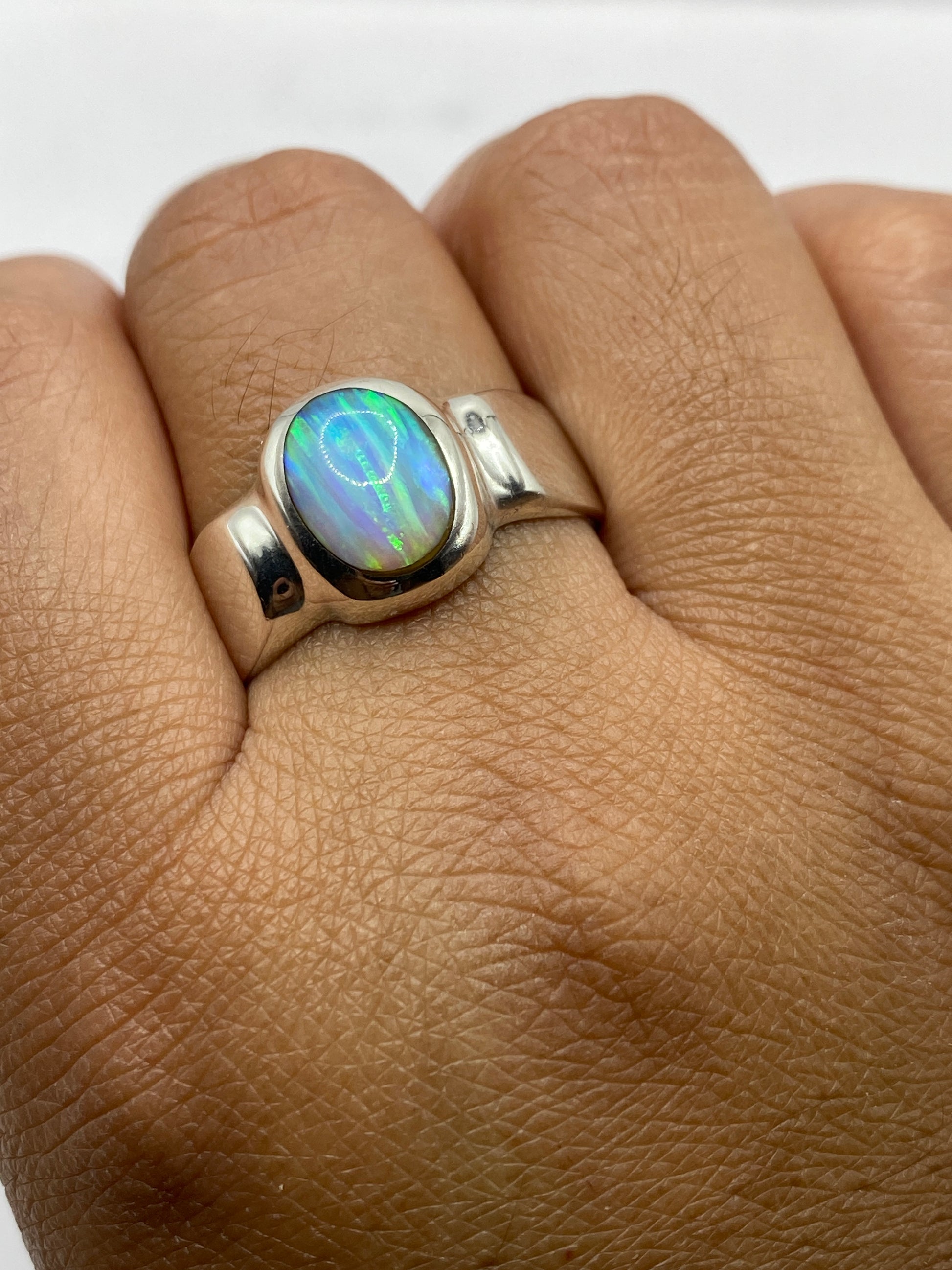 Detalle de la marca .925 MEXICO en el anillo solitario de ópalo de fuego