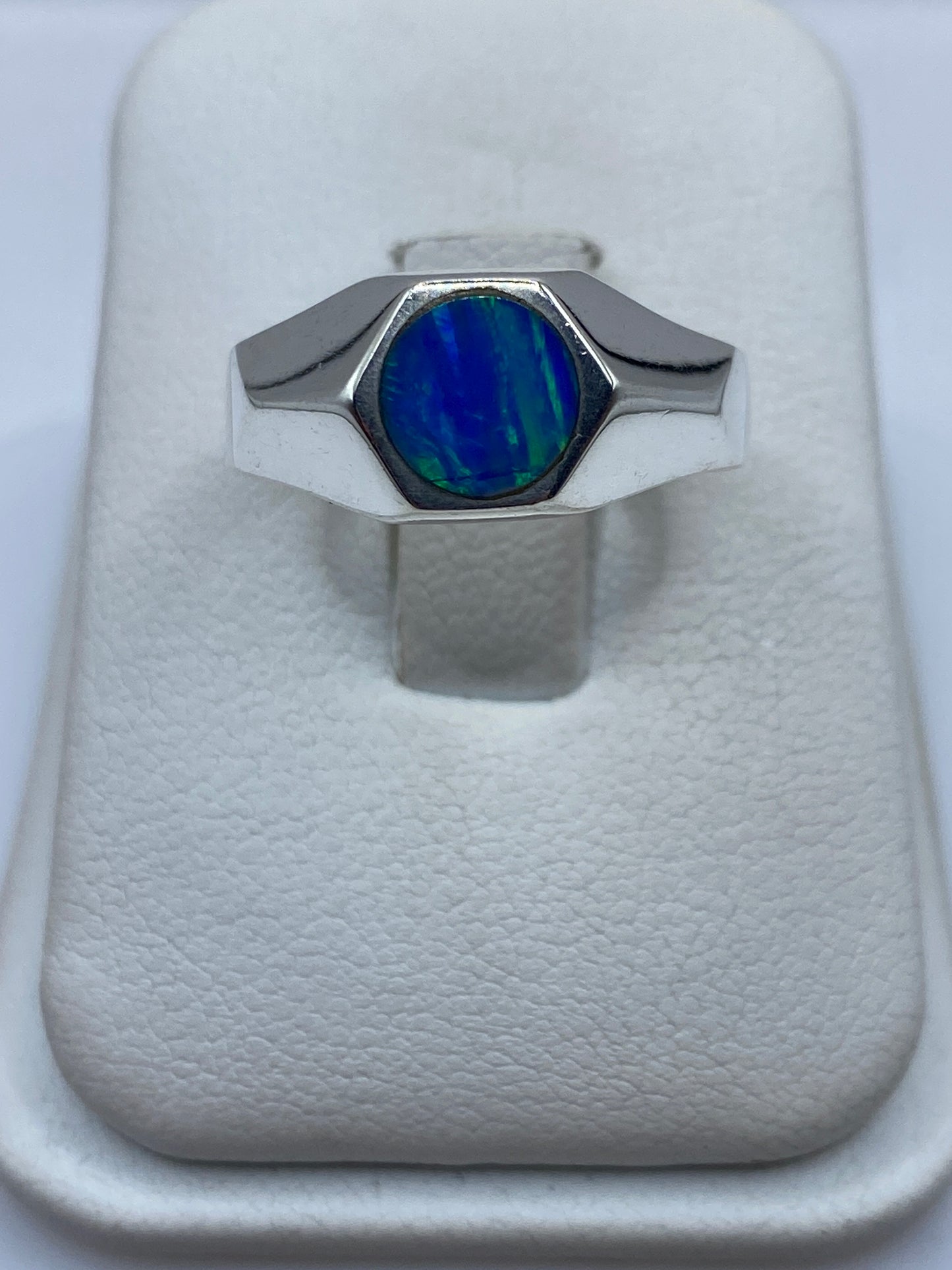 Anillo hexagonal de plata .925 con ópalo de fuego azul en estuche blanco