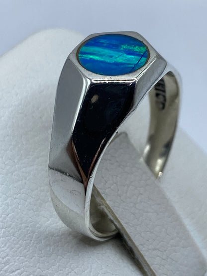 Anillo puesto en mano mostrando el juego de color del ópalo de fuego