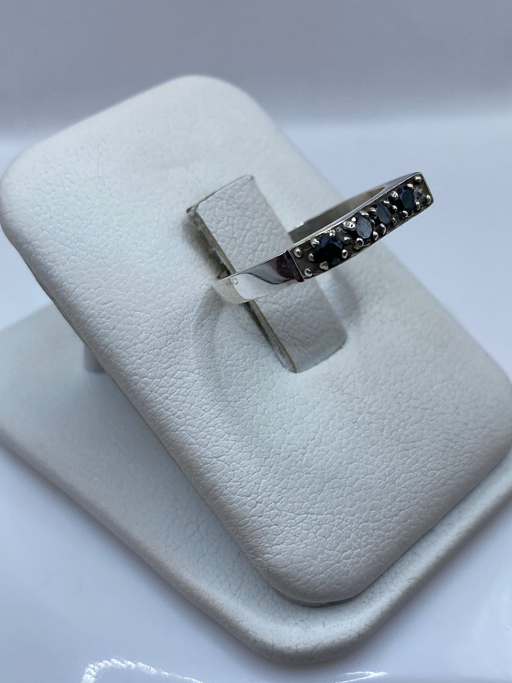 Vista frontal del anillo minimalista con circonia negra brillante en plata .925