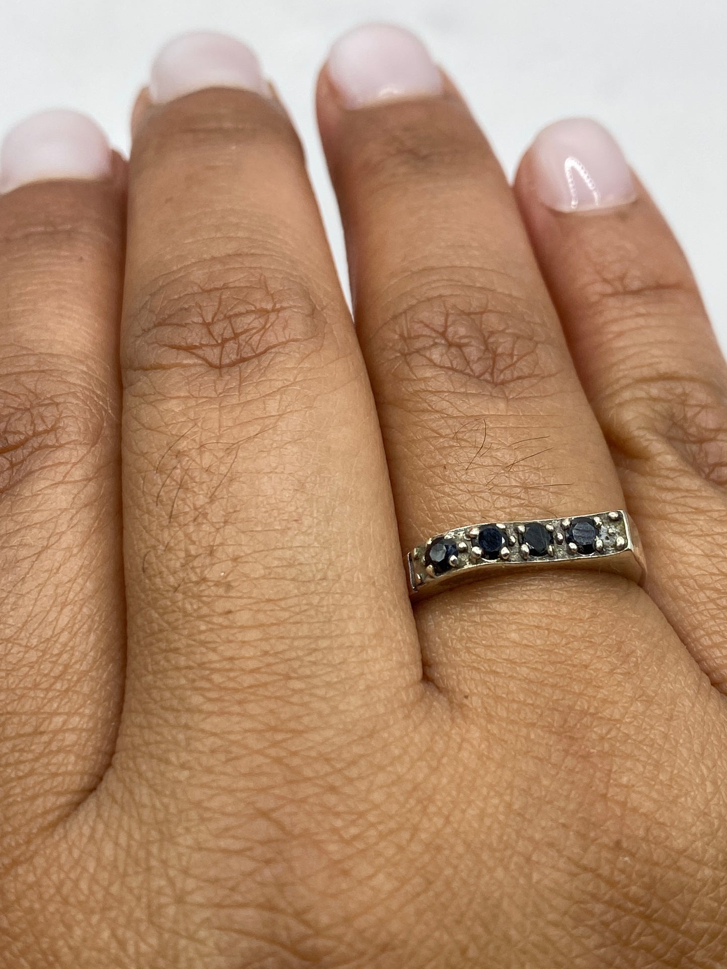 Anillo solitario sobre fondo blanco mostrando el sello 925 MEXICO