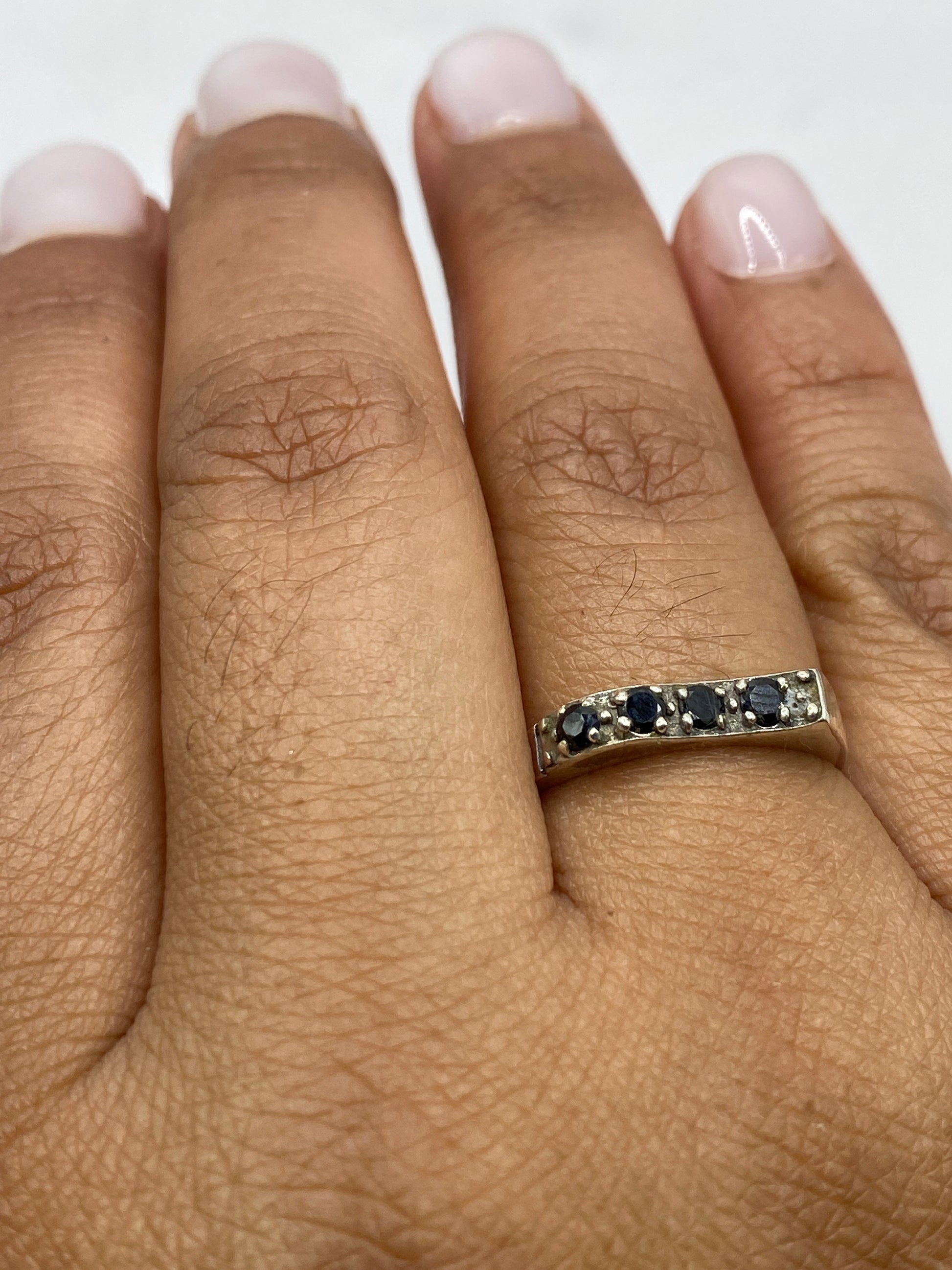 Anillo solitario sobre fondo blanco mostrando el sello 925 MEXICO
