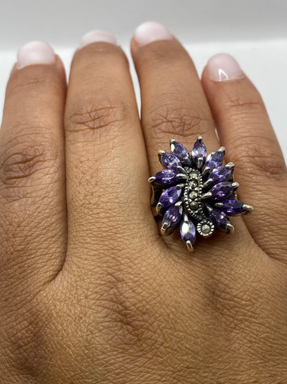 Anillo de circonia morada puesto en la mano, mostrando presencia y brillo real