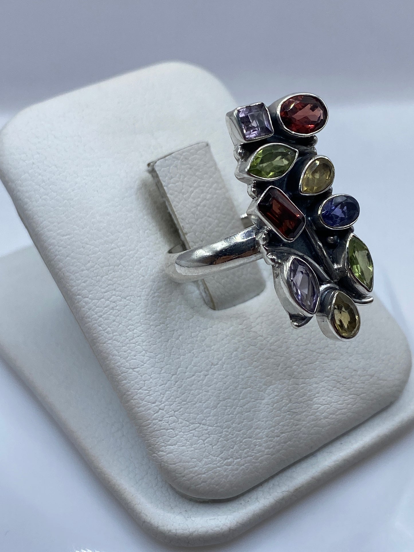 Vista frontal del anillo coctel de plata .925 con piedras multicolor facetadas