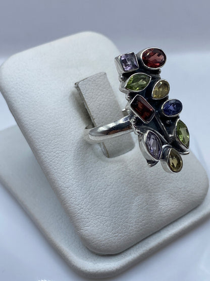 Vista frontal del anillo coctel de plata .925 con piedras multicolor facetadas