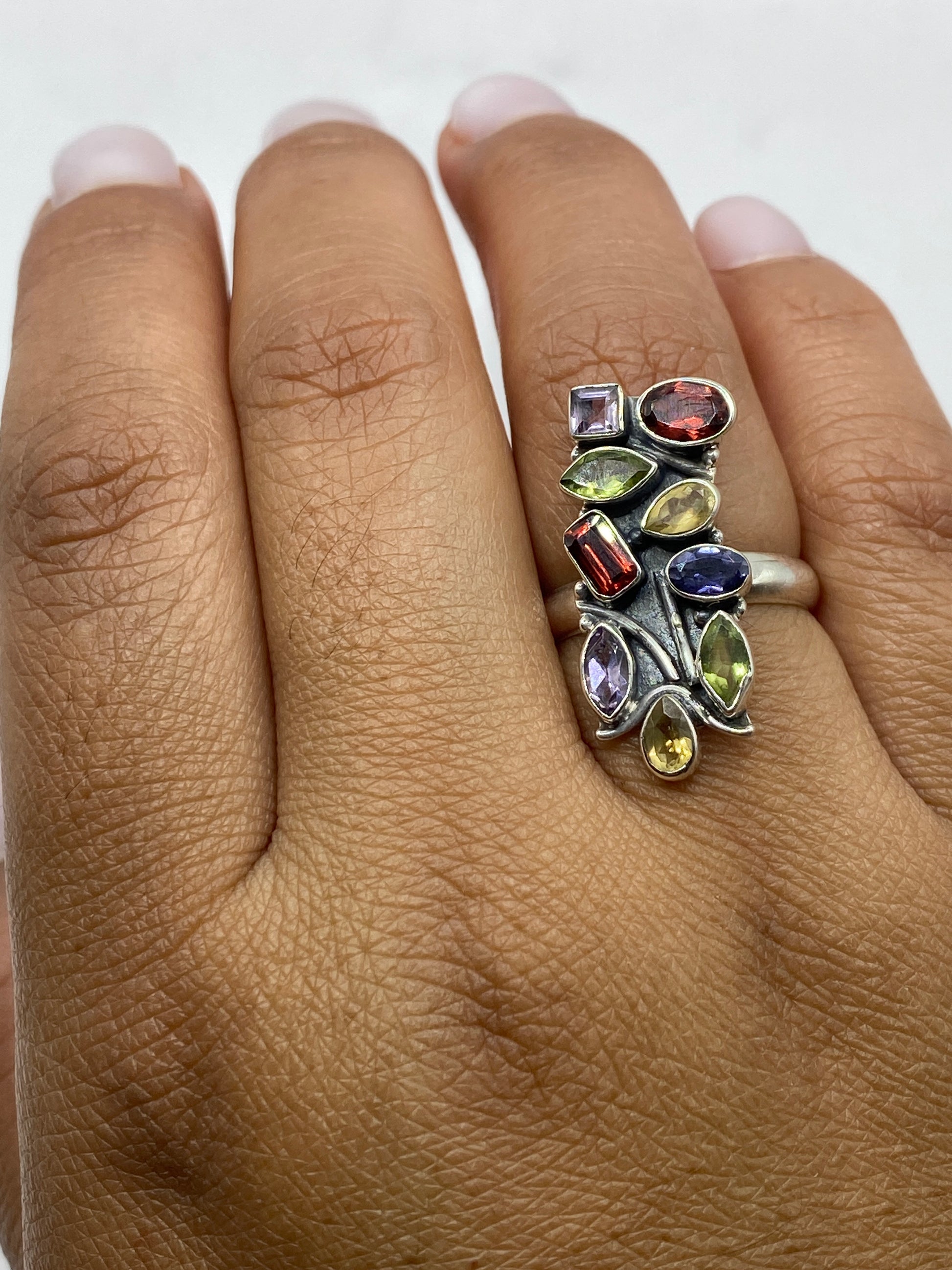 Anillo sobre fondo neutro mostrando sello .925 en la banda interna
