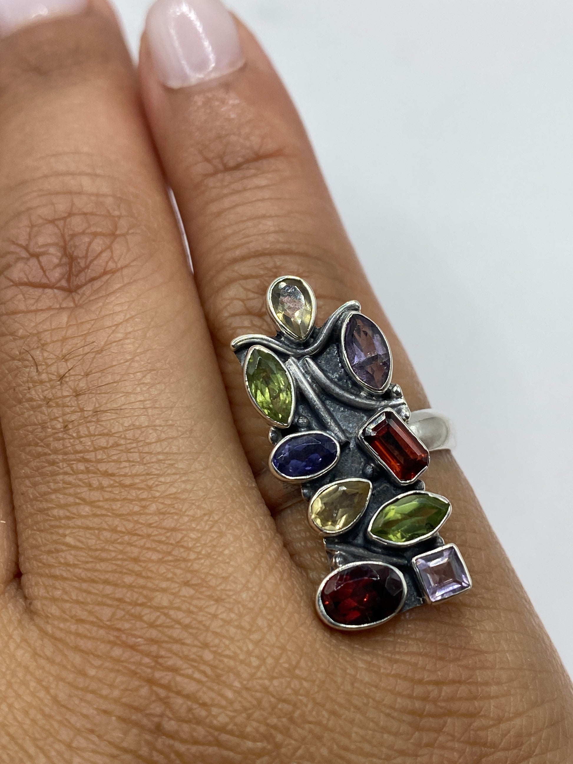 Anillo completo sobre fondo blanco mostrando el sello 925 en la banda