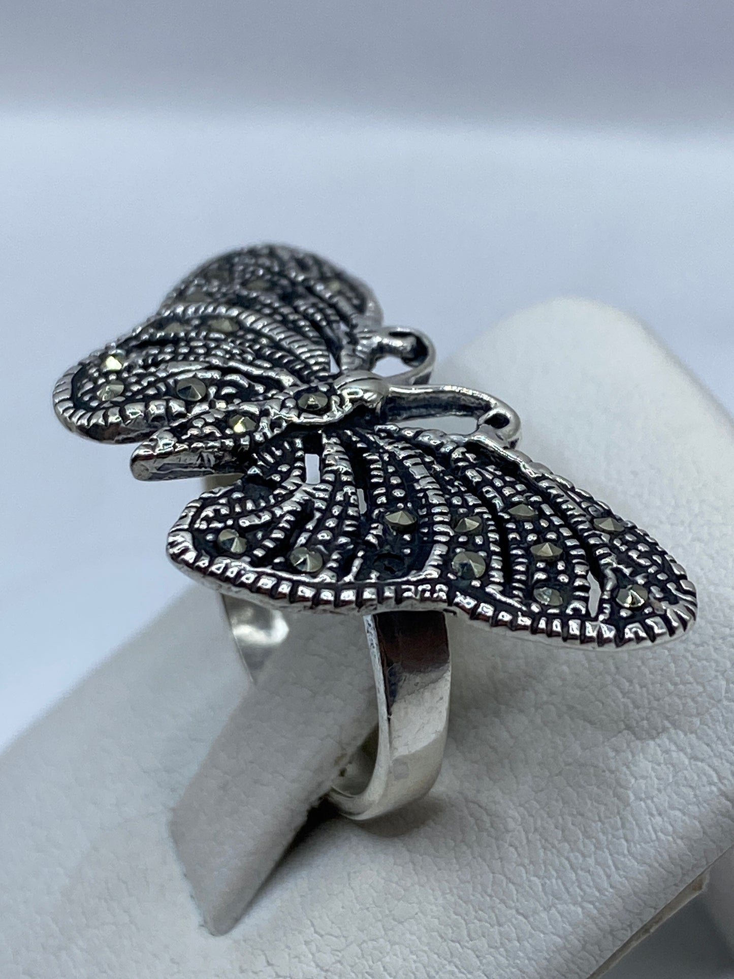 Detalle lateral del anillo filigrana plateado con textura artesanal