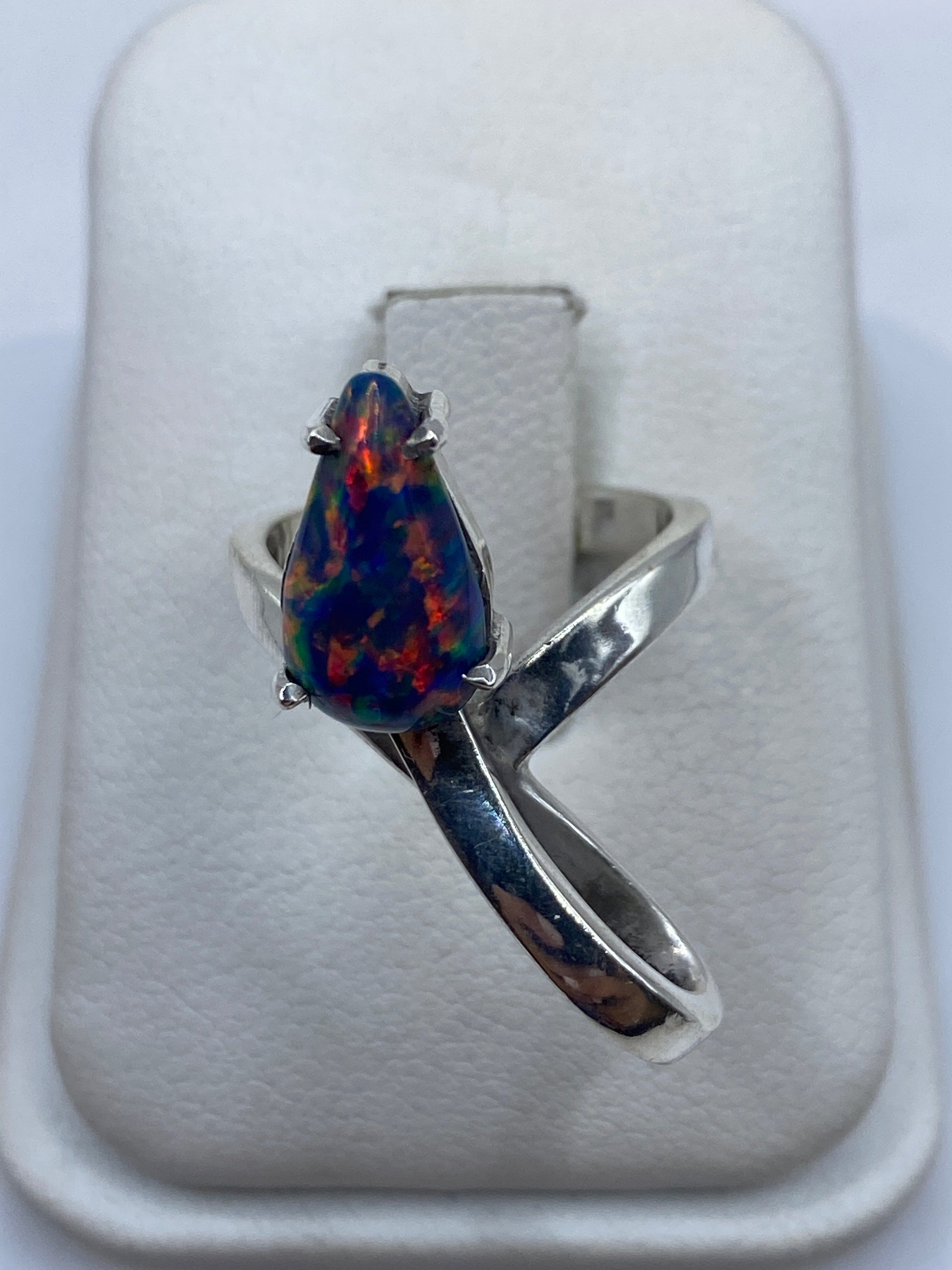 Anillo de plata .950 con ópalo de fuego multicolor en estuche blanco
