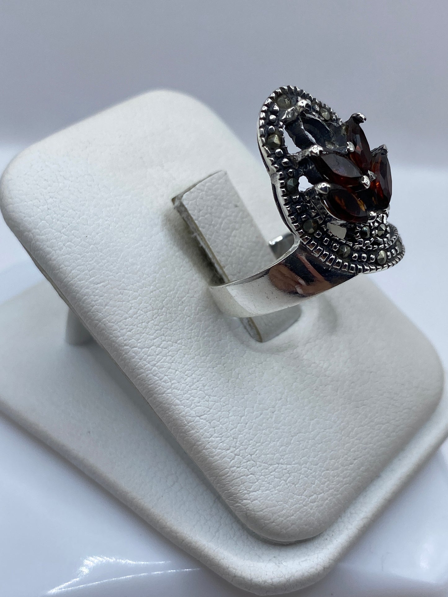 Vista frontal del anillo vintage con halo perlado en plata .925