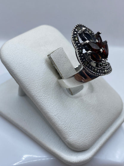 Vista frontal del anillo vintage con halo perlado en plata .925
