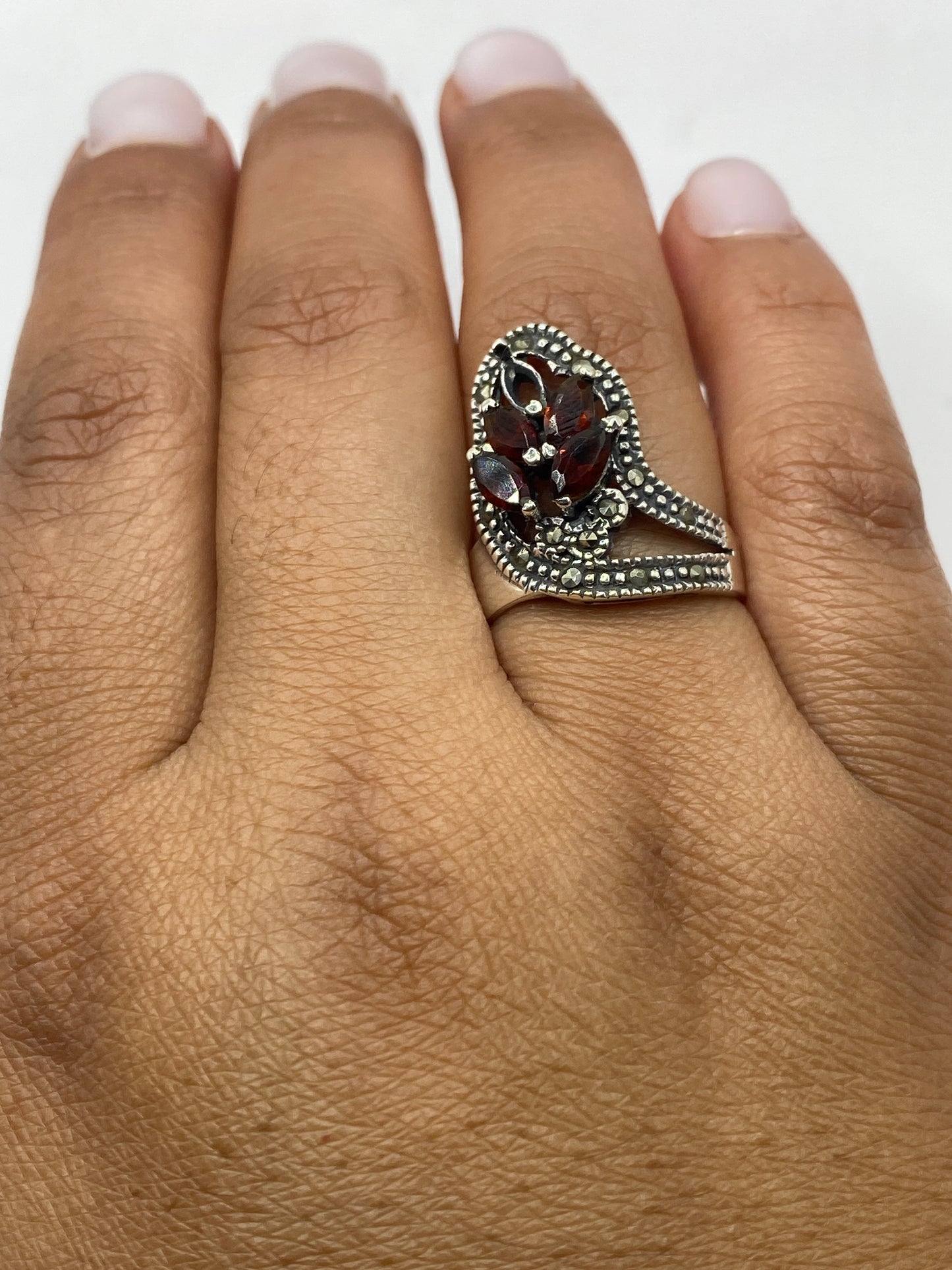 Anillo sobre fondo blanco mostrando el sello 925 MEXICO en la banda