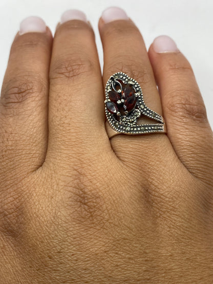 Anillo sobre fondo blanco mostrando el sello 925 MEXICO en la banda