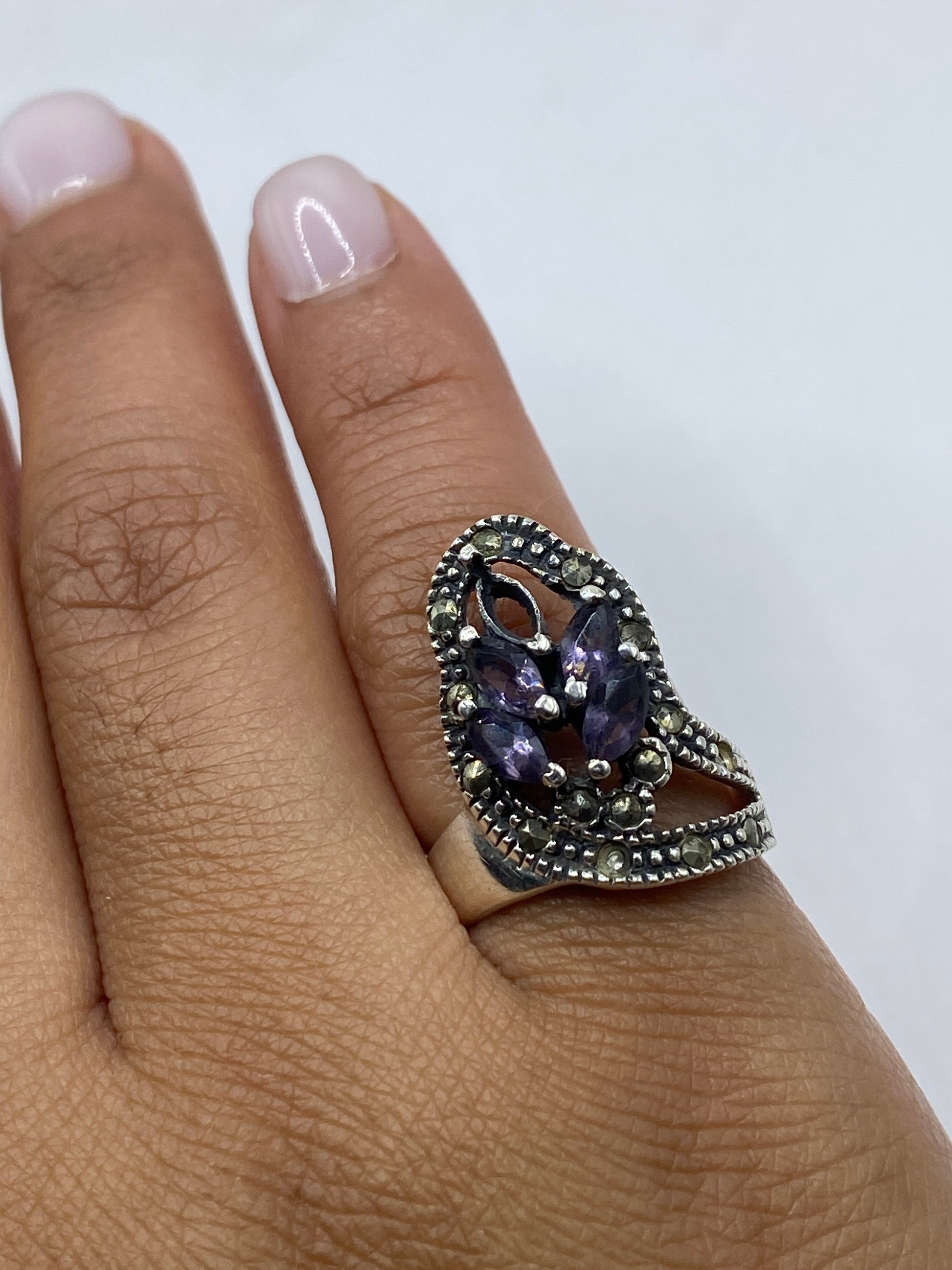 Anillo solitario mostrando el sello 925 en la banda de plata