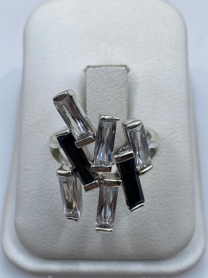 Anillo de plata con circonia blanca en composición geométrica sobre algodonero blanco