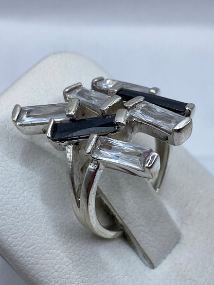 Detalle del anillo en mano mostrando brillo y fuego de la circonia blanca
