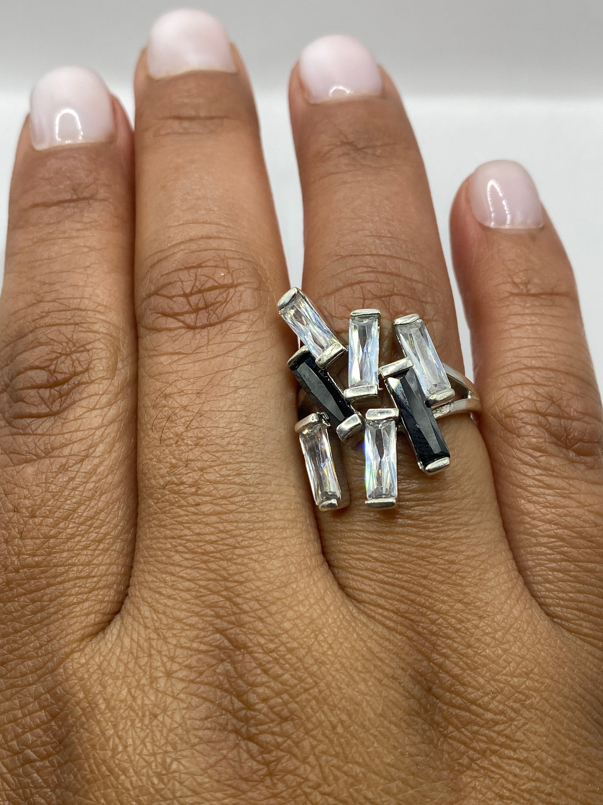 Anillo en plata .925 con hallmark visible, diseño solitario geométrico