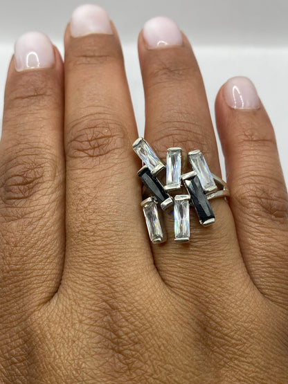 Anillo en plata .925 con hallmark visible, diseño solitario geométrico