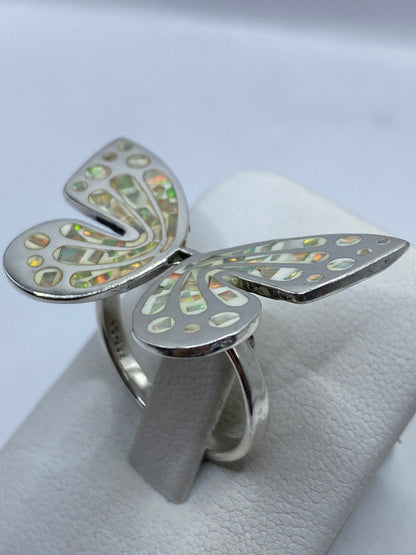 Detalle del engaste del ópalo de fuego en plata .925, mostrando el juego cromático natural