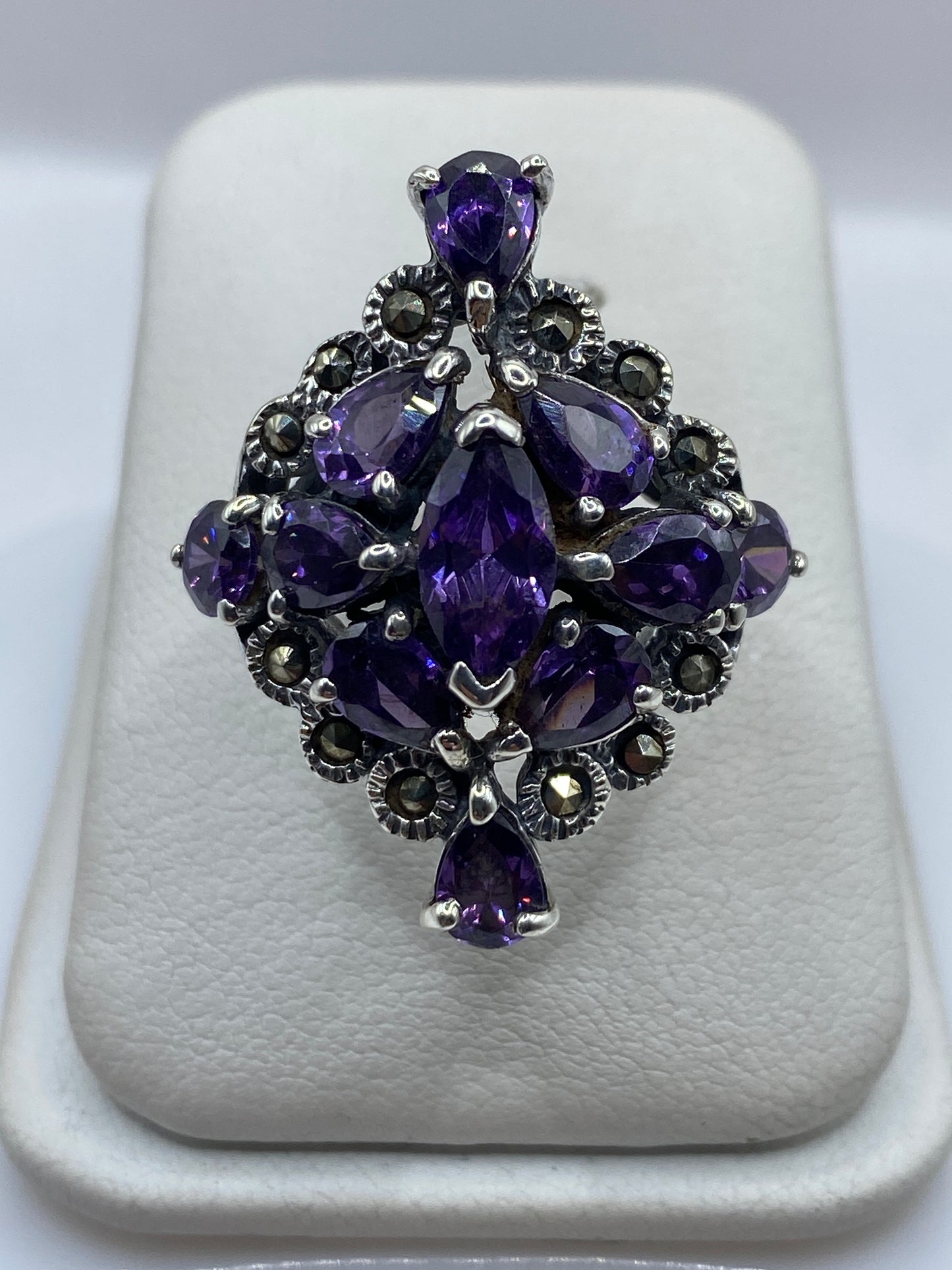 Anillo barroco de plata .925 con circonia morada facetada, talla 5