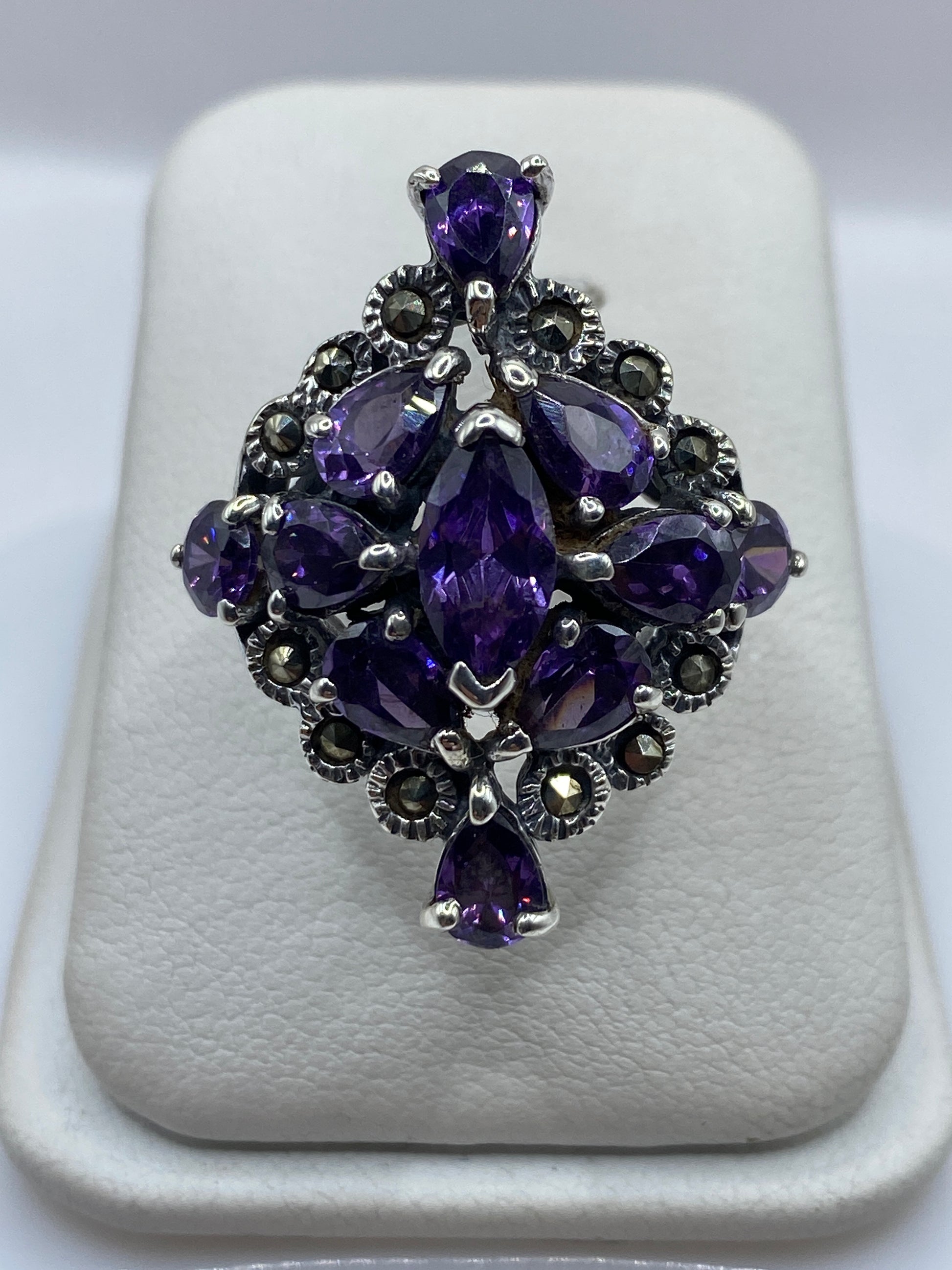 Anillo barroco de plata .925 con circonia morada facetada, talla 5