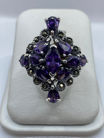 Anillo barroco de plata .925 con circonia morada facetada, talla 5