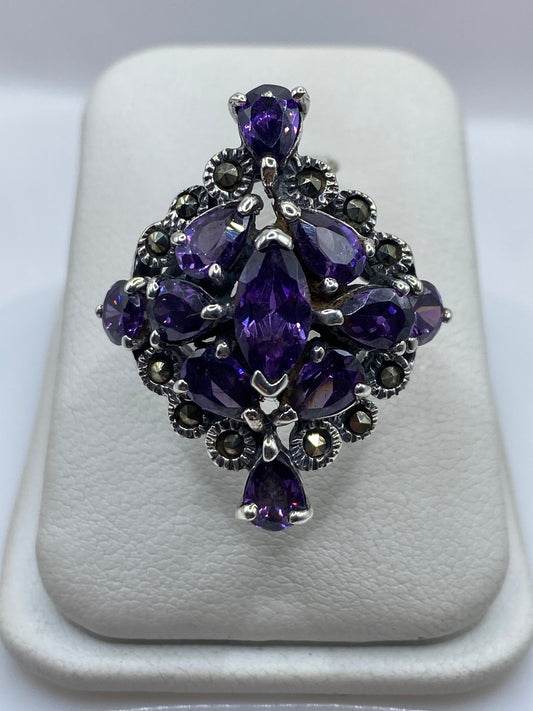 Anillo barroco de plata .925 con circonia morada facetada, talla 5