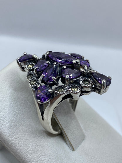 Anillo puesto en dedo mostrando el tamaño y presencia de la circonia