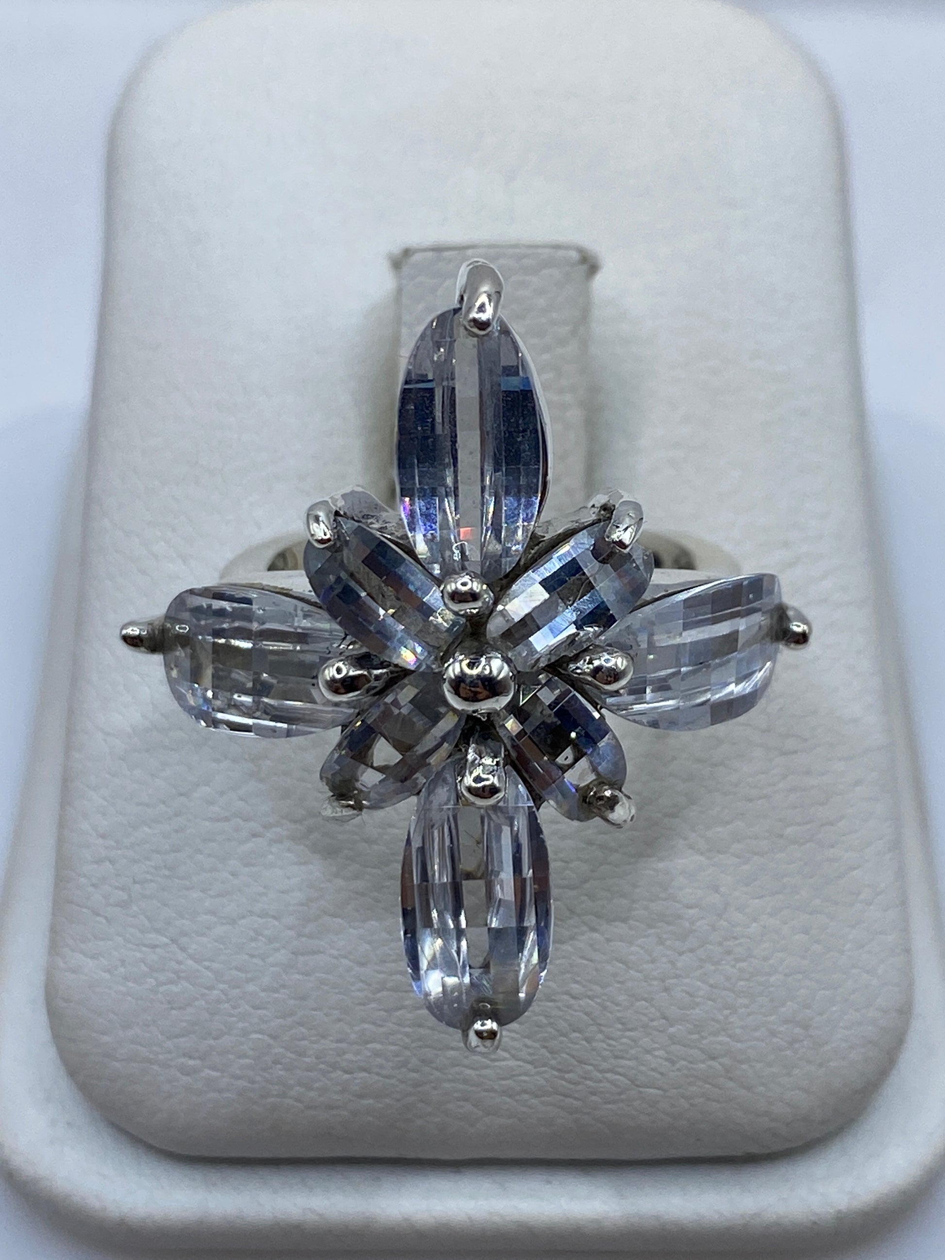 Anillo solitario de plata con circonia cristalina facetada en la mano de una mujer