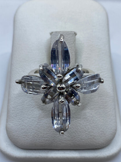 Anillo solitario de plata con circonia cristalina facetada en la mano de una mujer