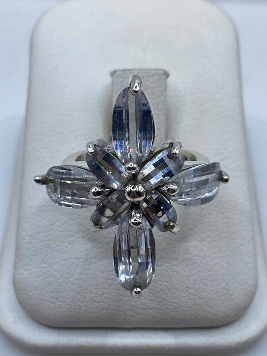 Anillo solitario de plata con circonia cristalina facetada en la mano de una mujer