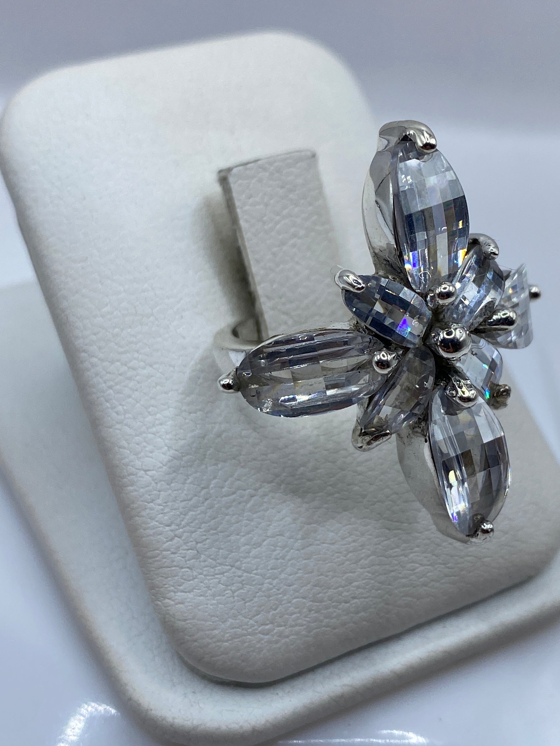 Vista frontal del anillo statement con piedra cristalina brillante en plata .925