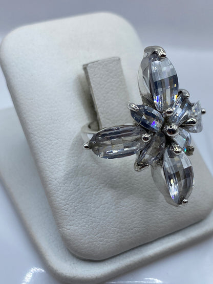 Vista frontal del anillo statement con piedra cristalina brillante en plata .925