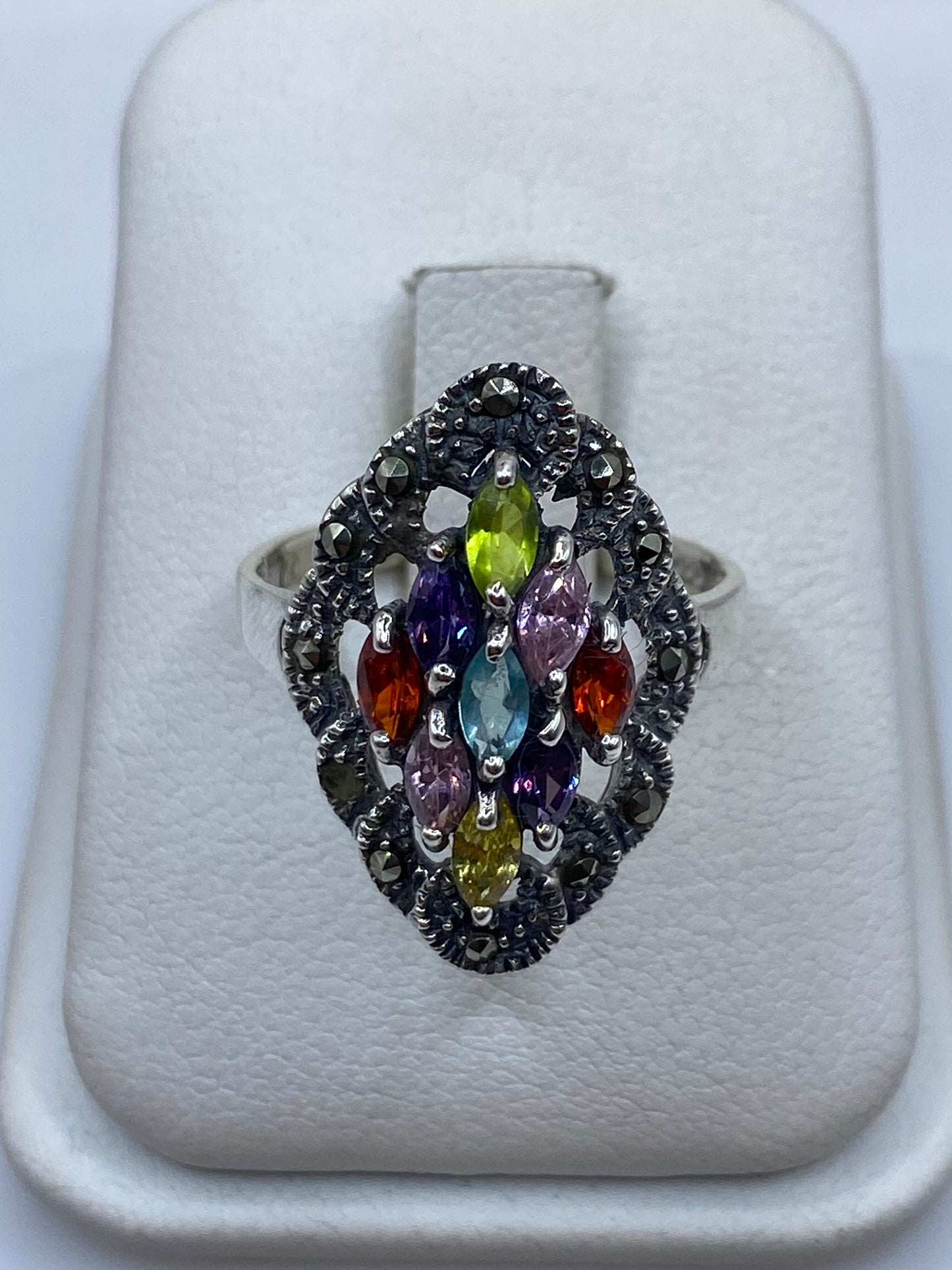 Anillo de plata ovalado con circonias multicolor en estuche blanco