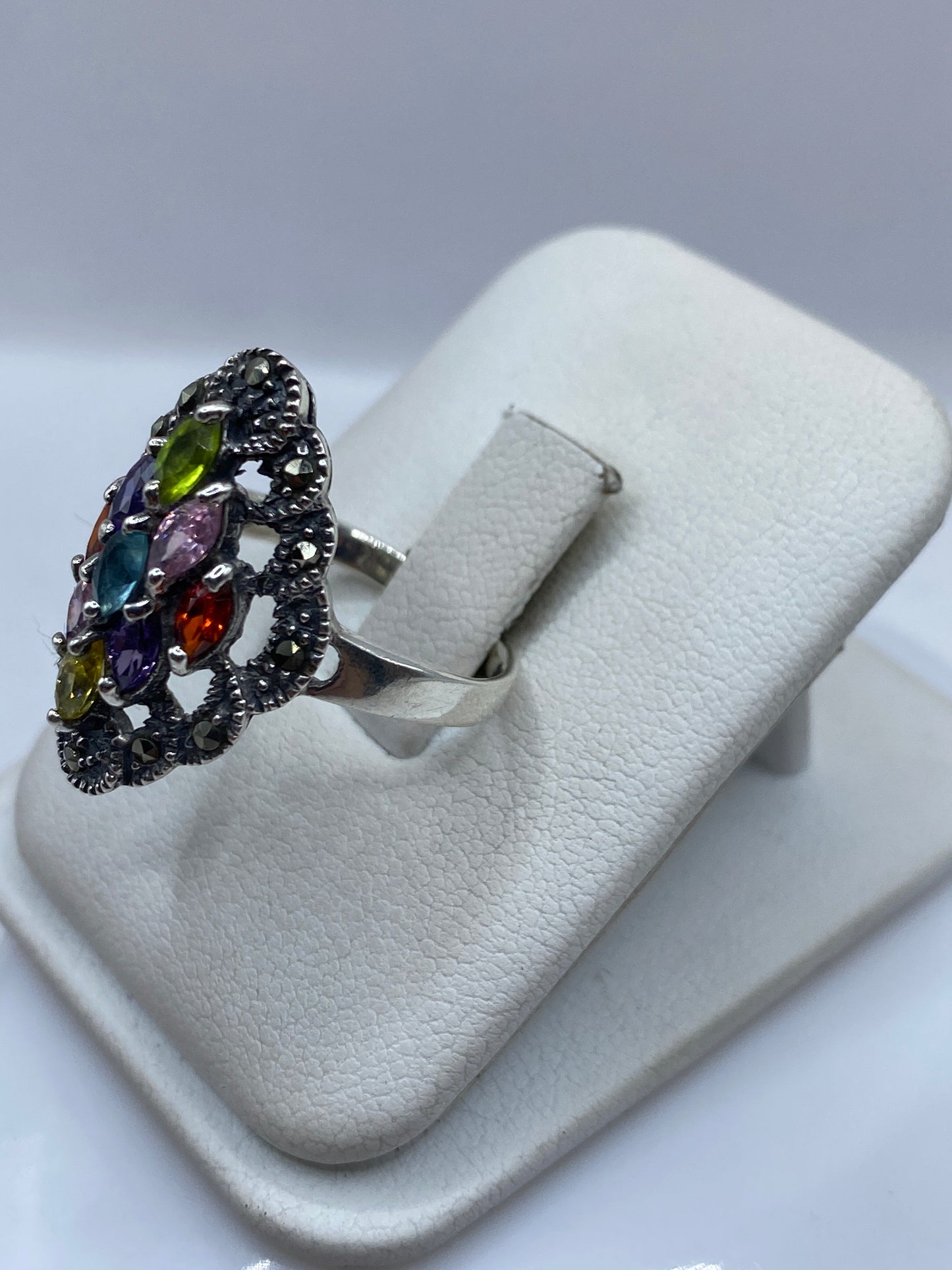 Vista lateral del anillo coctel con facetas multicolores brillando