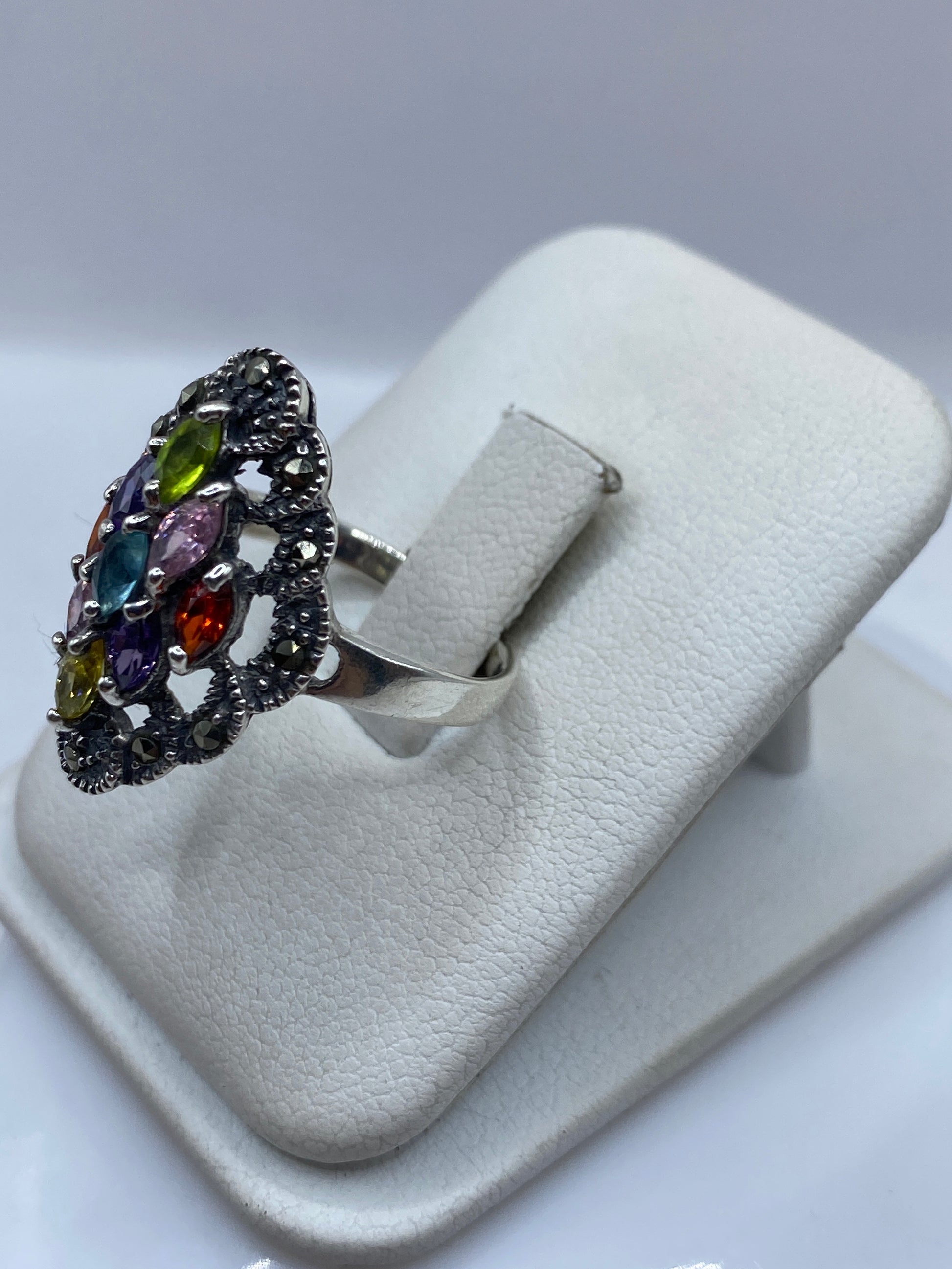 Vista lateral del anillo coctel con facetas multicolores brillando
