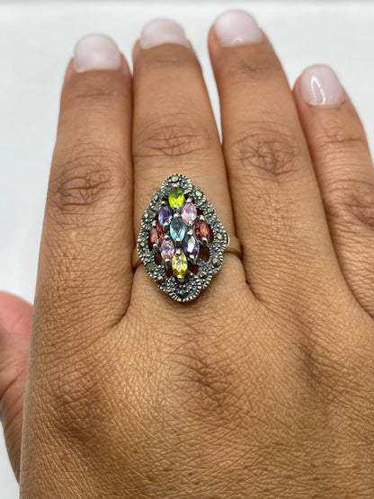 Anillo ovalado en dedo mostrando el diseño artesanal y la presencia visual