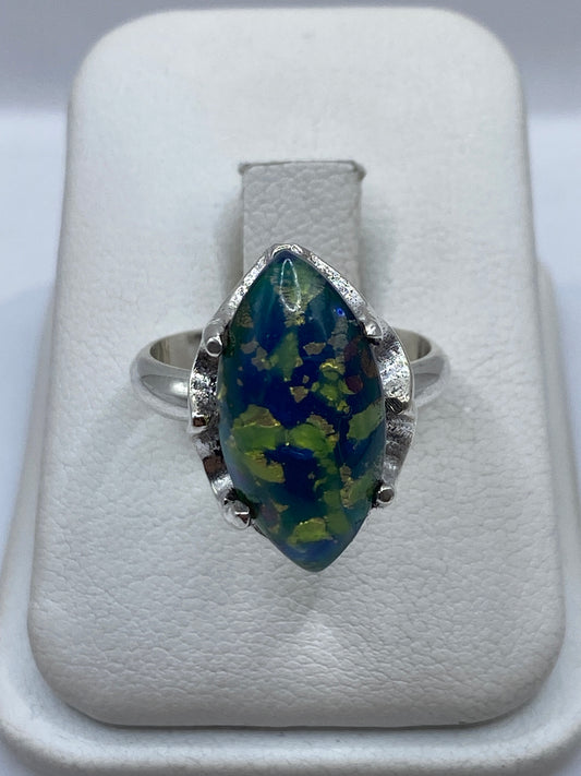 Anillo de plata con lapislázuli azul cobalto y brazos etnográficos ornamentados