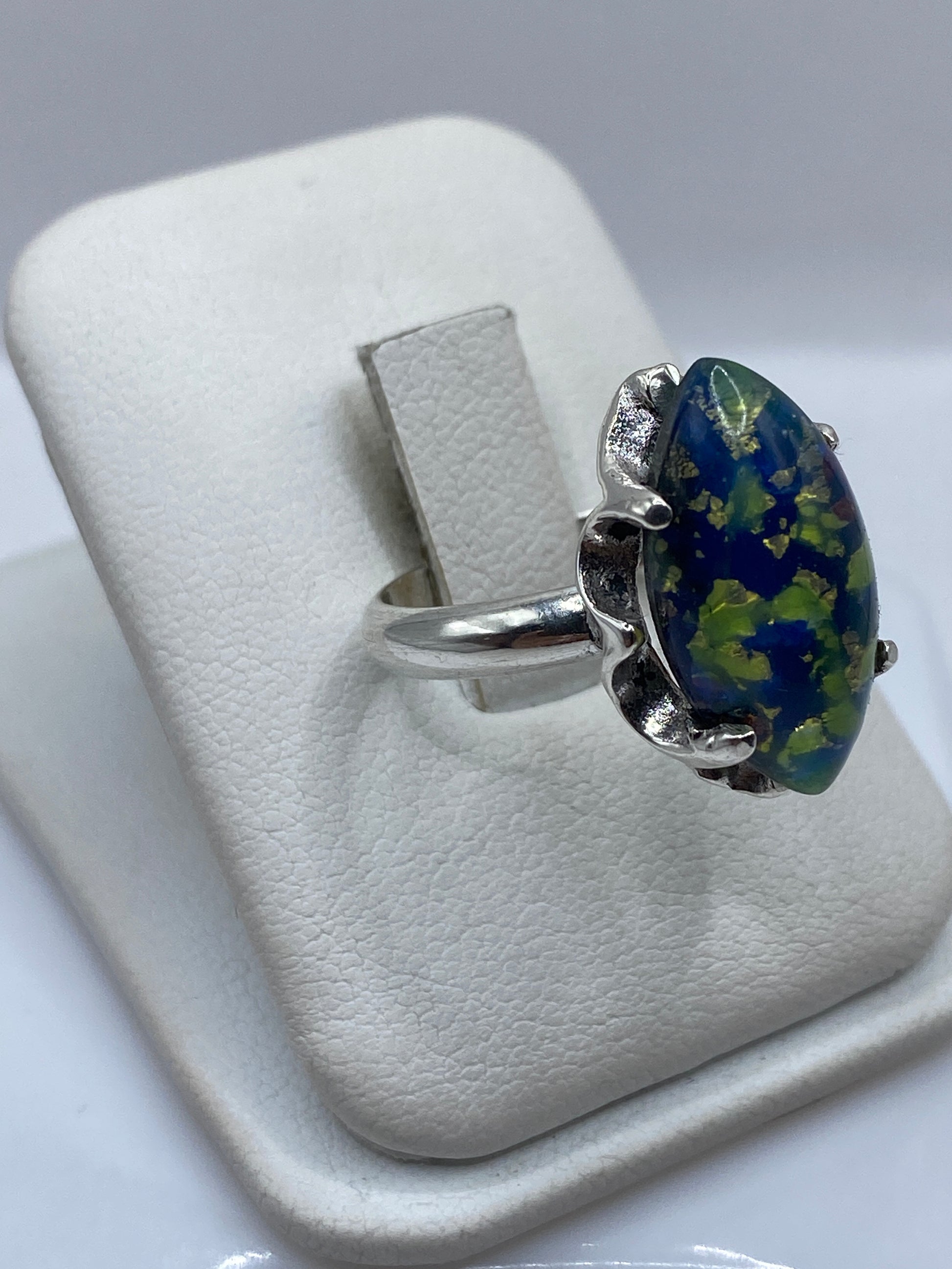 Vista lateral del anillo etnográfico en plata .925 con lapislázuli natural