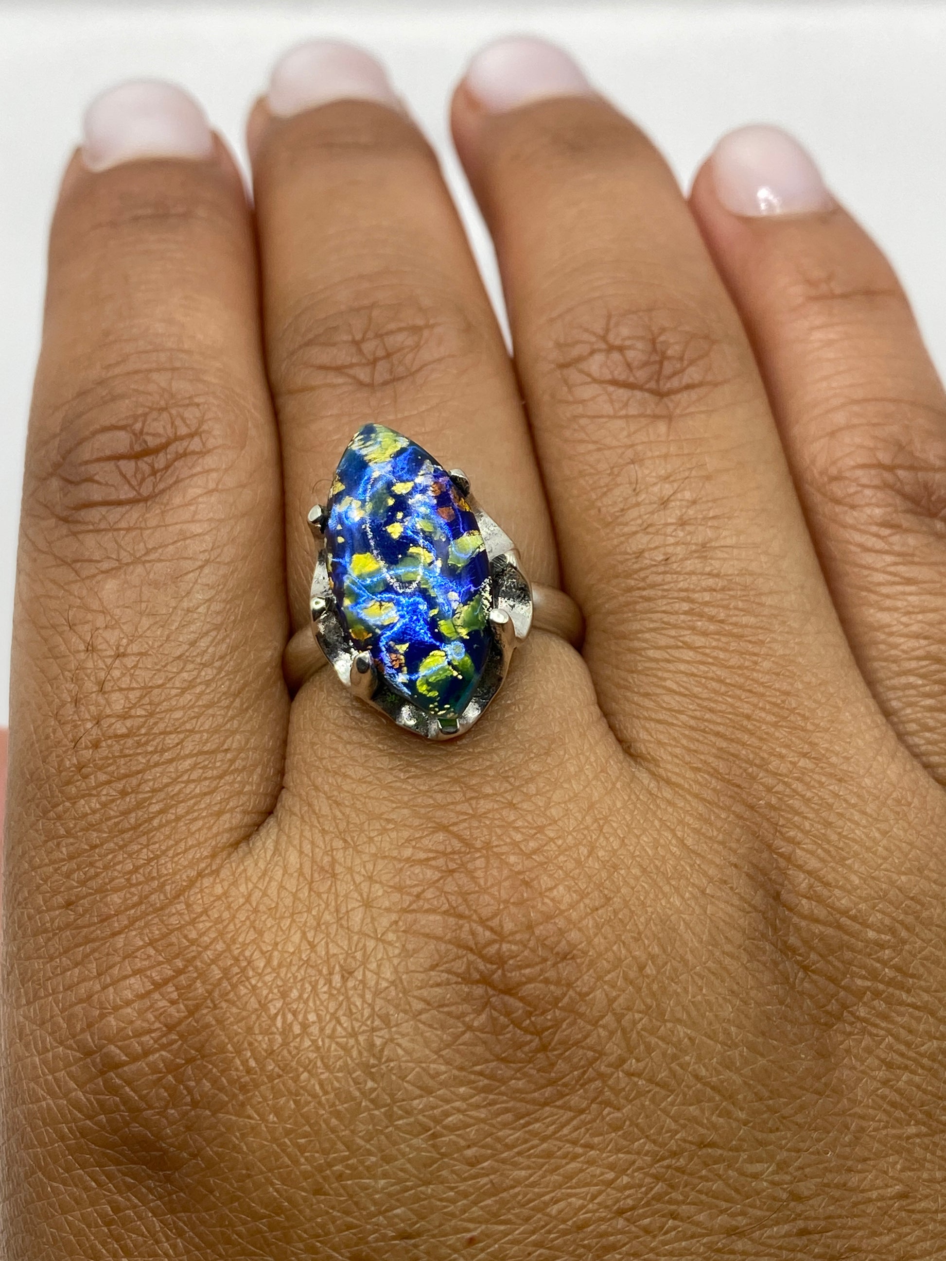 Anillo sobre dedo mostrando el profundo azul del lapislázuli y el sello .925